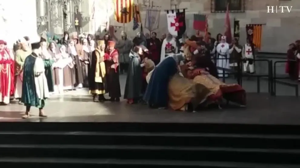 La escena de la muerte de Isabel emociona al público que llena la plaza de la Catedral de Teruel