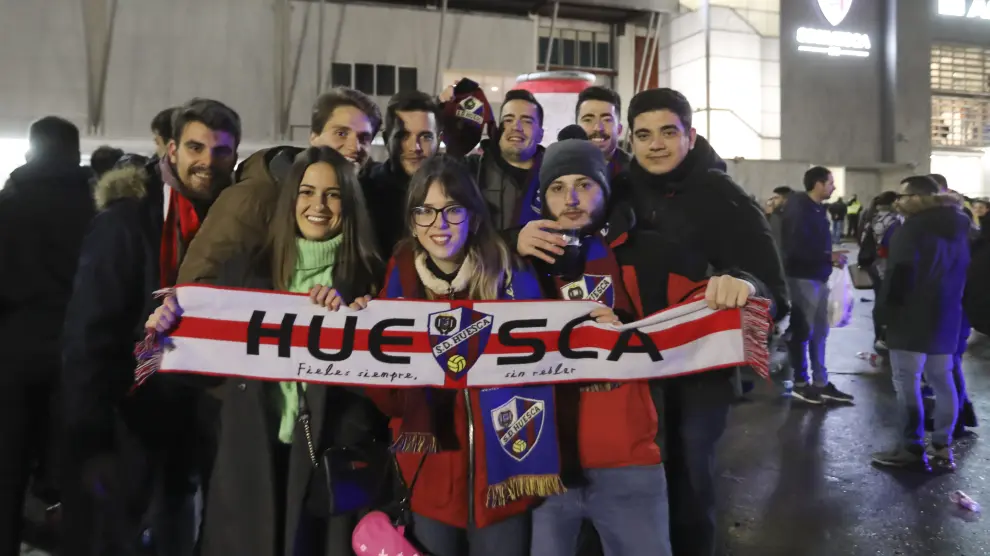 Varios aficionados de la SD Huesca, durante el recibimiento al equipo en el partido contra el Valladolid.