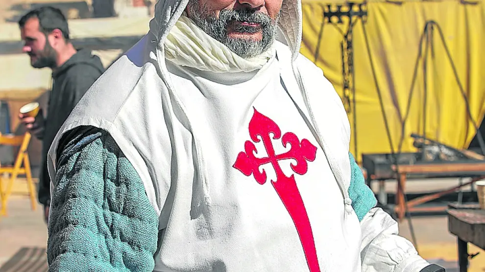 Fran Martín, con el hábito santiaguista en una jaima.