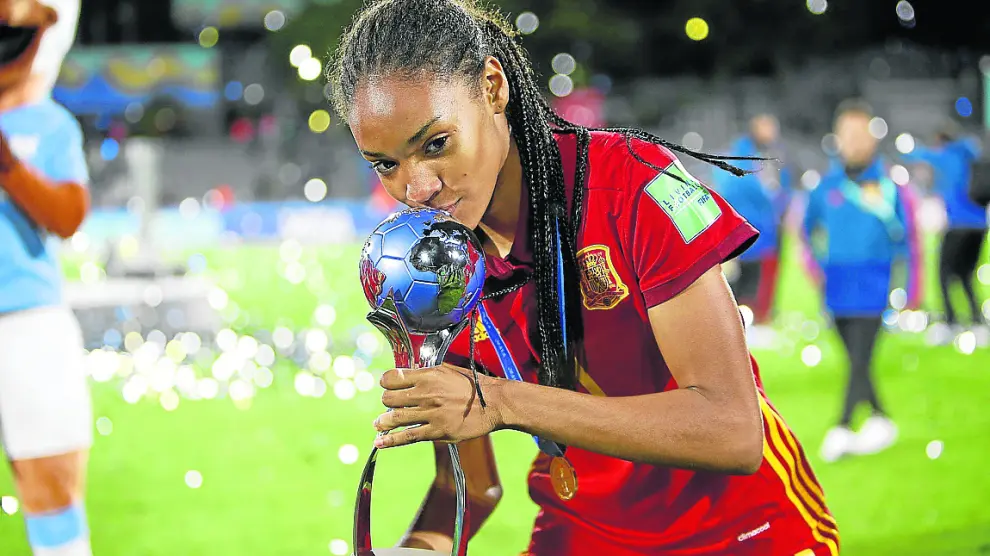 Salma Paralluelo besa el trofeo de campeona del mundo de fútbol con España.