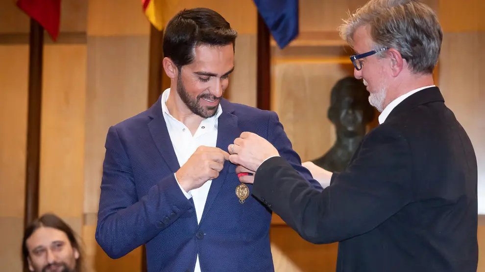 El exciclista Alberto Contador recibe la medalla al mérito deportivo.