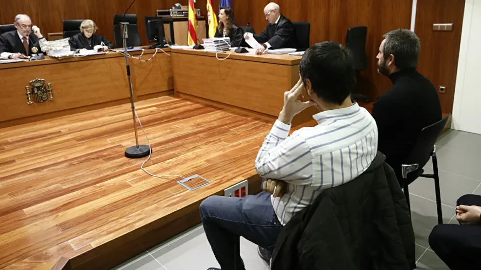 Sergio Castro Lahuerta, de negro y con barba, junto a Sergio Olmos, en la Audiencia Provincial de Zaragoza.