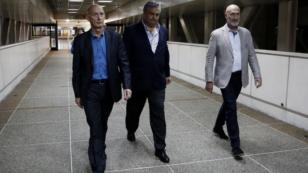 El embajador de España en Venezuela, Jesús Silva (c), junto al embajador de Países Bajos, abandonan el aeropuerto tras la expulsión de los europarlamentarios.