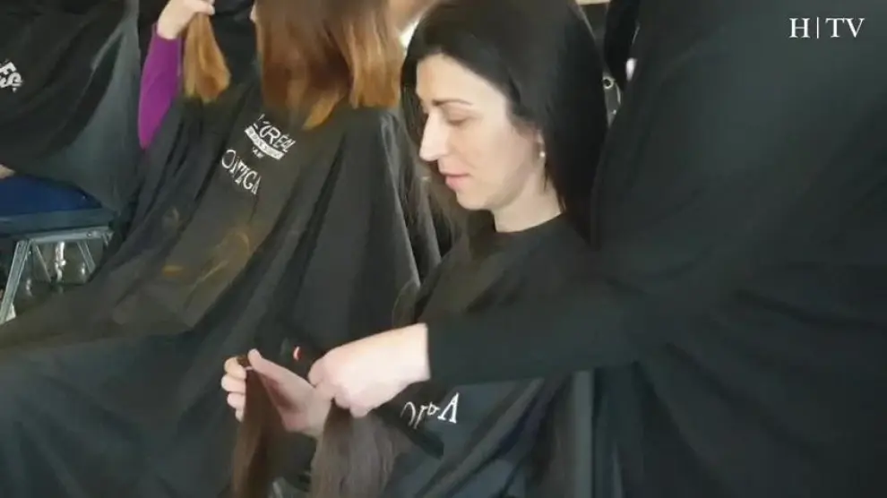 Más de 70 mujeres se cortan el pelo contra el cáncer en Zaragoza