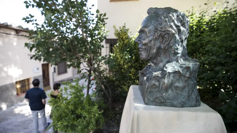 Busto de Manuel Pertegaz en Olba.