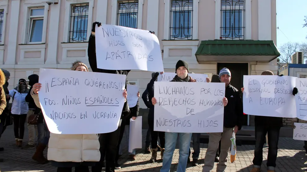 Las familias afectadas han protagonizado varias protestas ante la embajada española en Kiev