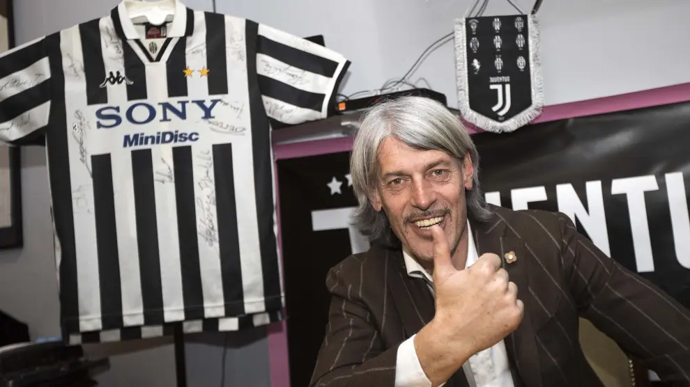 Torricelli, rodeado de motivos de la Juventus.