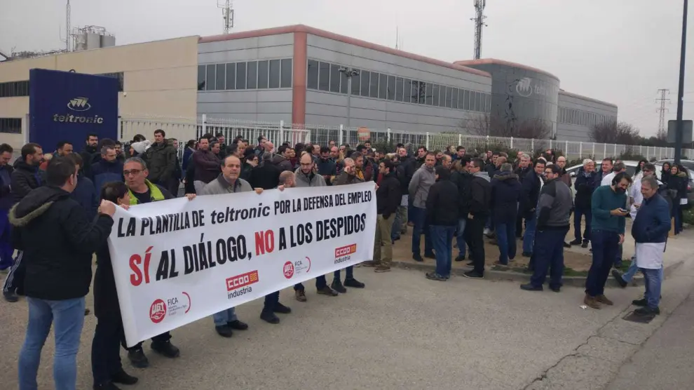 Trabajadores protestando hoy en los paros de una hora contra el despido de 11 compañeros en la planta de Teltronic en Malpica