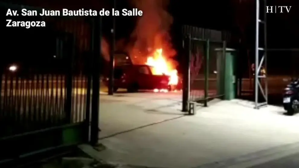 Arde un coche a las afueras de Zaragoza