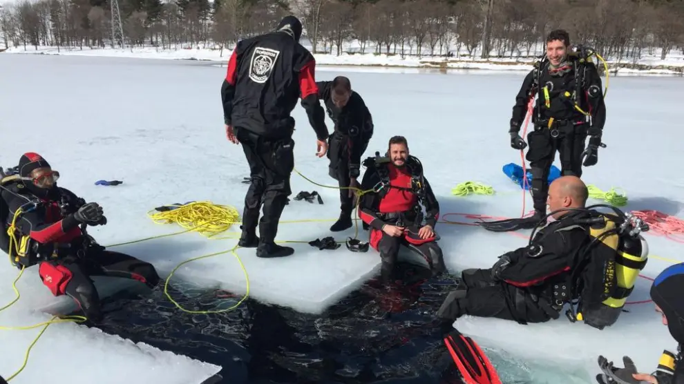 Los Bomberos de Zaragoza realizan prácticas de rescate bajo hielo