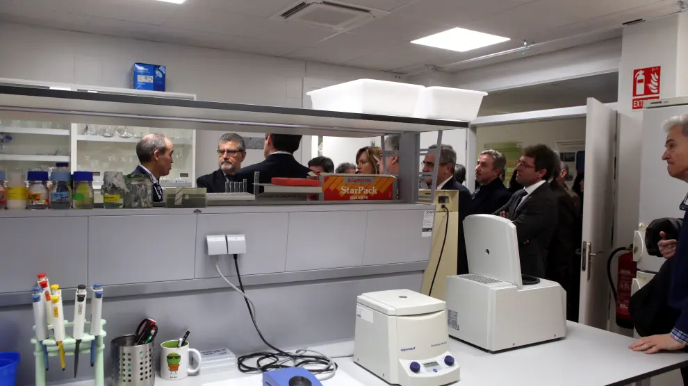 Las autoridades académicas y los responsables políticos vistan uno de los nuevos laboratorios de la Politécnica de Huesca.