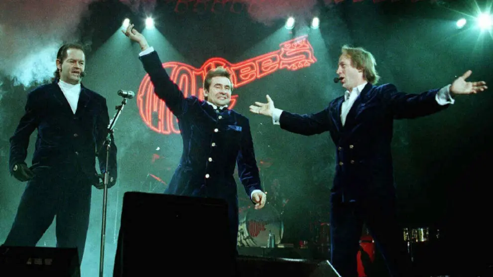 Peter Tork con su banda en un concierto.