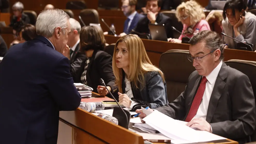 Los portavoces del PSOE y PP, Javier Sada y Mar Vaquero, conversan en el pleno de las Cortes, este jueves.