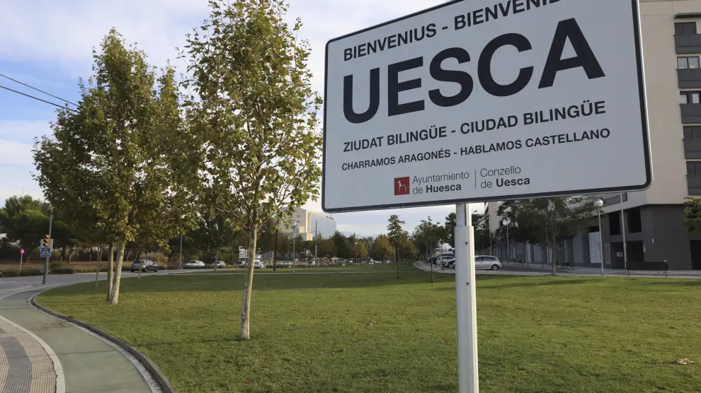 Un cartel en aragonés que indica la entrada a Huesca.