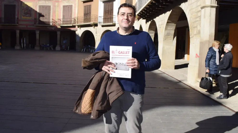Jaime Asensio con su diccionario.