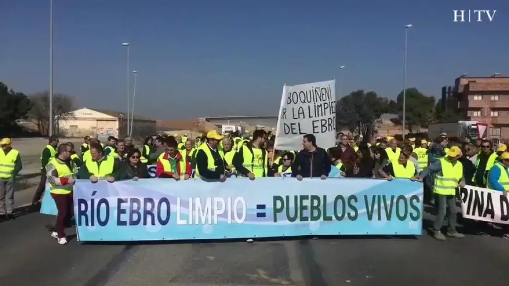 Concentración en Luceni para exigir la limpieza del Ebro