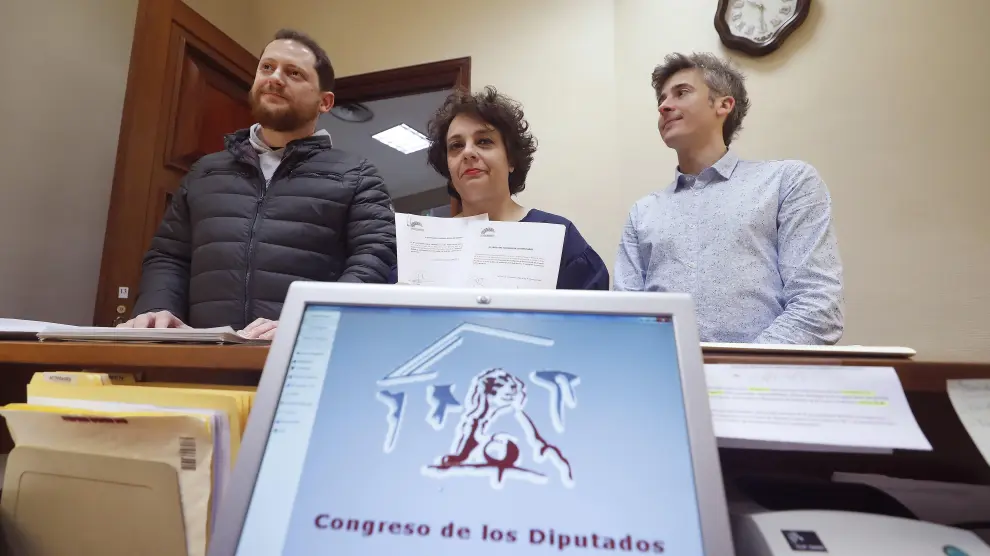La secretaria de Acción Institucional de Podemos, Gloria Elizo, junto a otros diputados, registran en el Congreso una iniciativa para luchar contra las puertas giratorias.