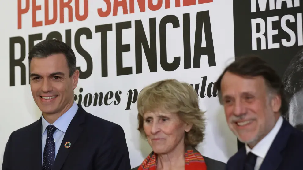 Mercedes Milá, junto al presidente Pedro Sánchez en la presentación de su libro en Madrid