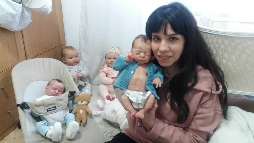 Silvia Esquerra, la mamá zaragozana de 'reborn' que triunfa en el mundo entero, posa con sus bebés hiperrealistas.