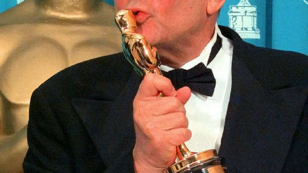 Stanley Donen, con su Óscar honorífico en 1998