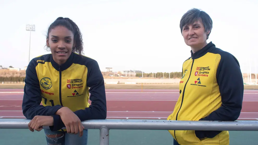 Salma Paralluelo y Esther Lahoz, el pasado miércoles, en la pista de atletismo 'Corona de Aragón'.