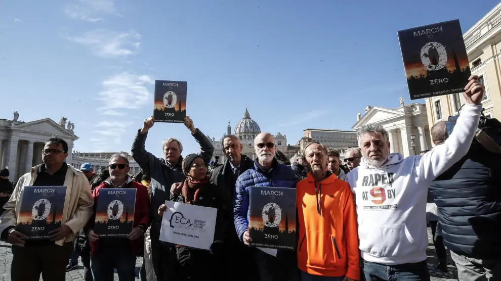 Activistas contra los abusos a menores cometidos por miembros de la Iglesia acuden al Vaticano durante la celebración de la cumbre antipederastia.