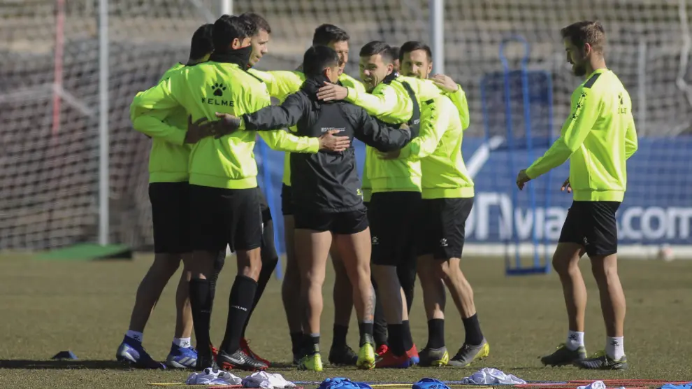Los jugadores de la SD Huesca, reunidos durante un entrenamiento.