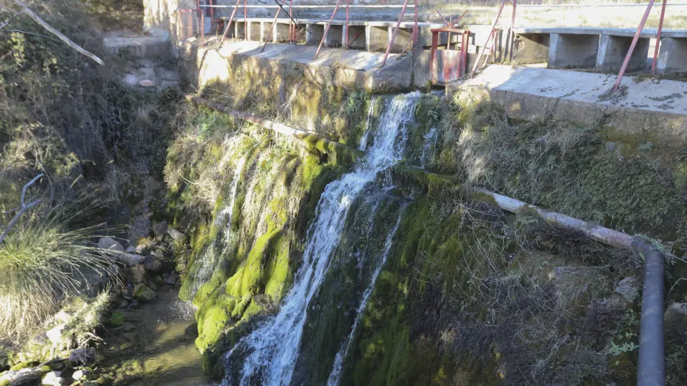 El agua fluye a 705 metros de altitud en Fuenmayor