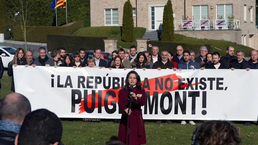 Arrimadas, frente a la casa de Puigdemont: "Es una falacia que ésta sea la sede de la República independiente"
