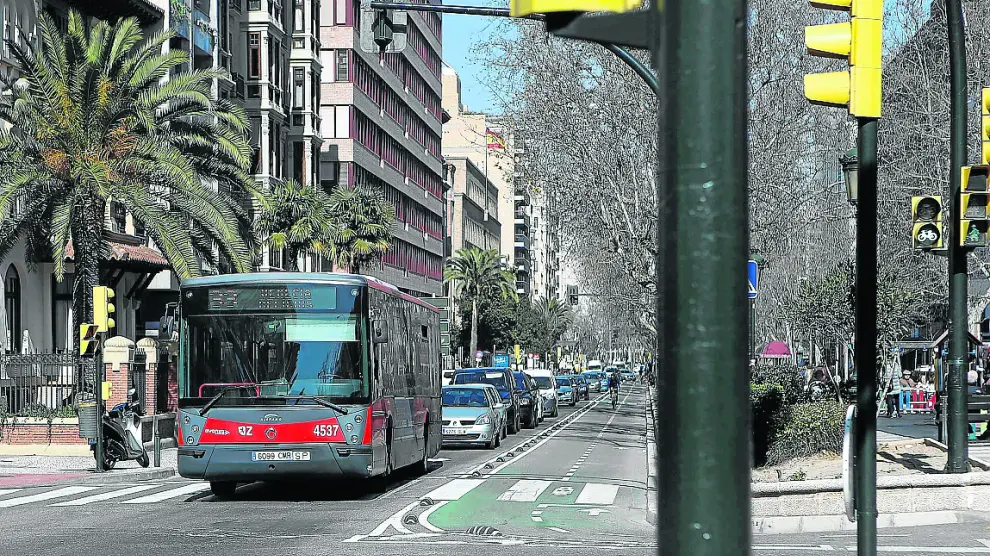 Un bus de la línea 33 atraviesa el cruce del paseo de Sagasta con la avenida de Goya.
