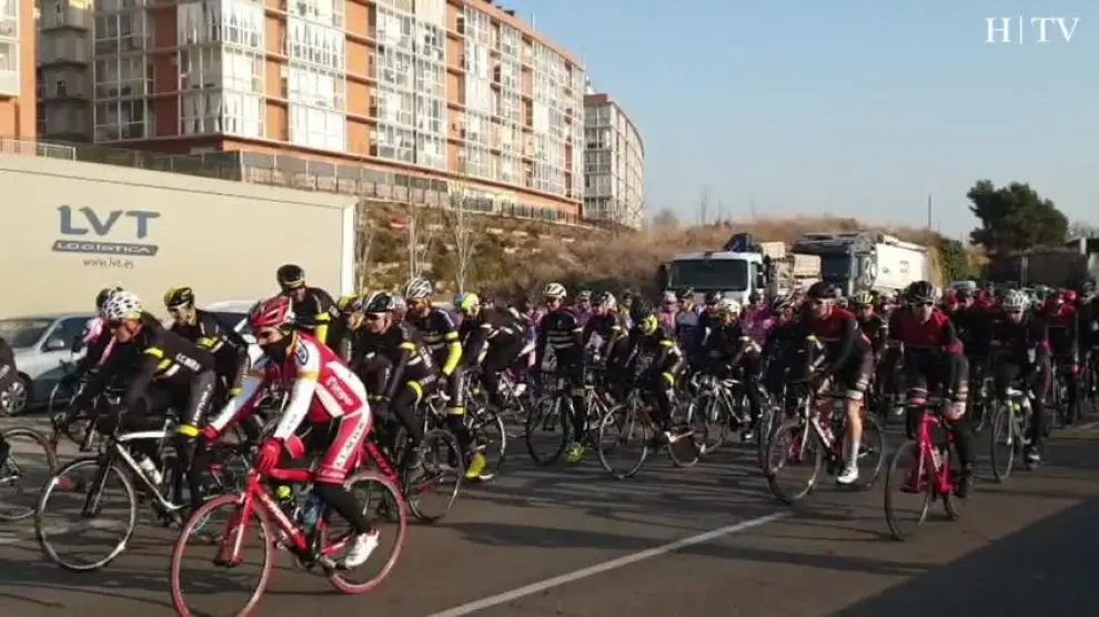 Cientos de ciclistas toman la carretera en Zaragoza para reivindicar más seguridad vial
