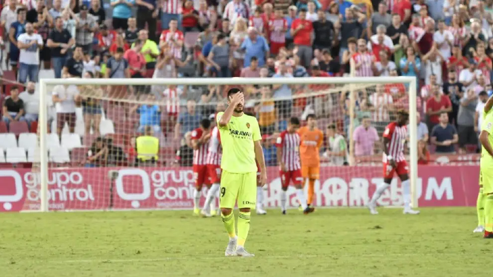 Papunashvili se lamenta desde medio campo tras ver cómo el Almería había logrado el 2-1 después de un error suyo en una contra que debió ser el 1-2 en el minuto 87.