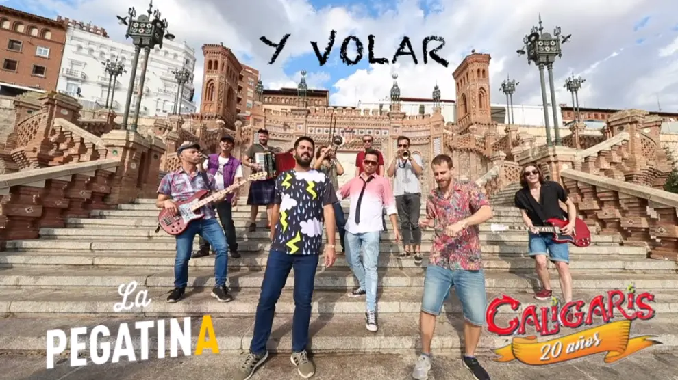 Los músicos en la Escalinata de Teruel, al comienzo del vídeo.