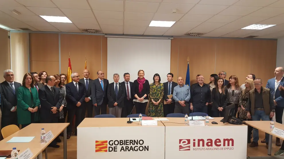 Foto de familia de todos los que han hecho posible el foro de prospección del mercado de trabajo en Aragón