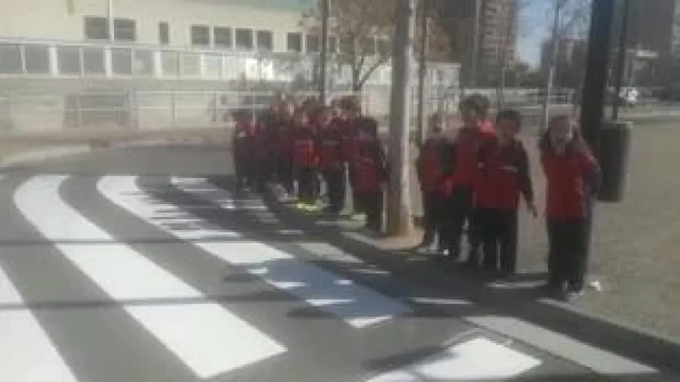 Los niños de 1º de Primaria pidieron hace unas semanas al Ayuntamiento un cruce seguro para acceder al colegio.