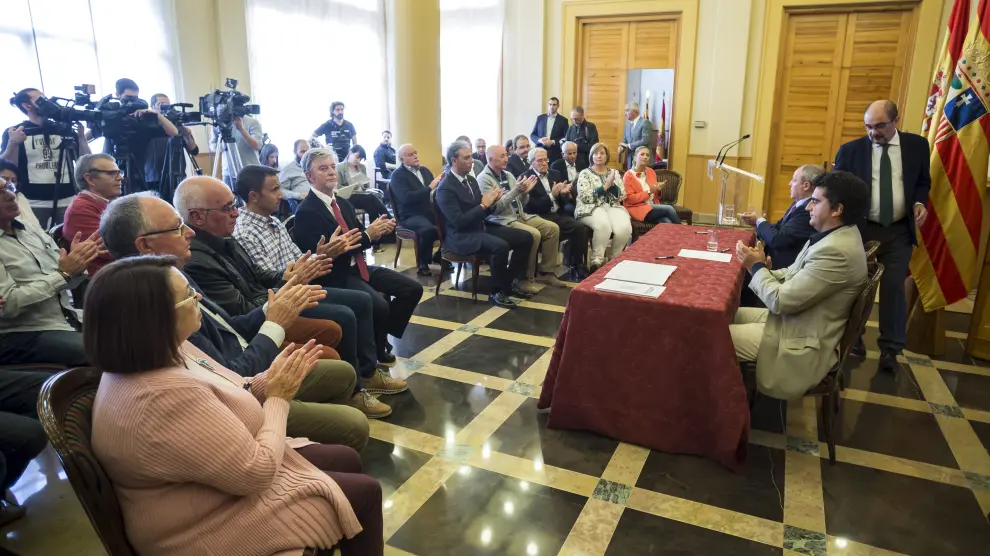 Firma del acuerdo entre el Gobierno de Aragón y los municipios que compondrán la Comarca Central.