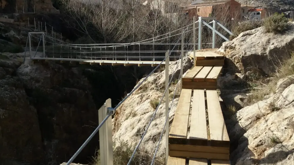 Una de las pasarelas instaladas en la presa.