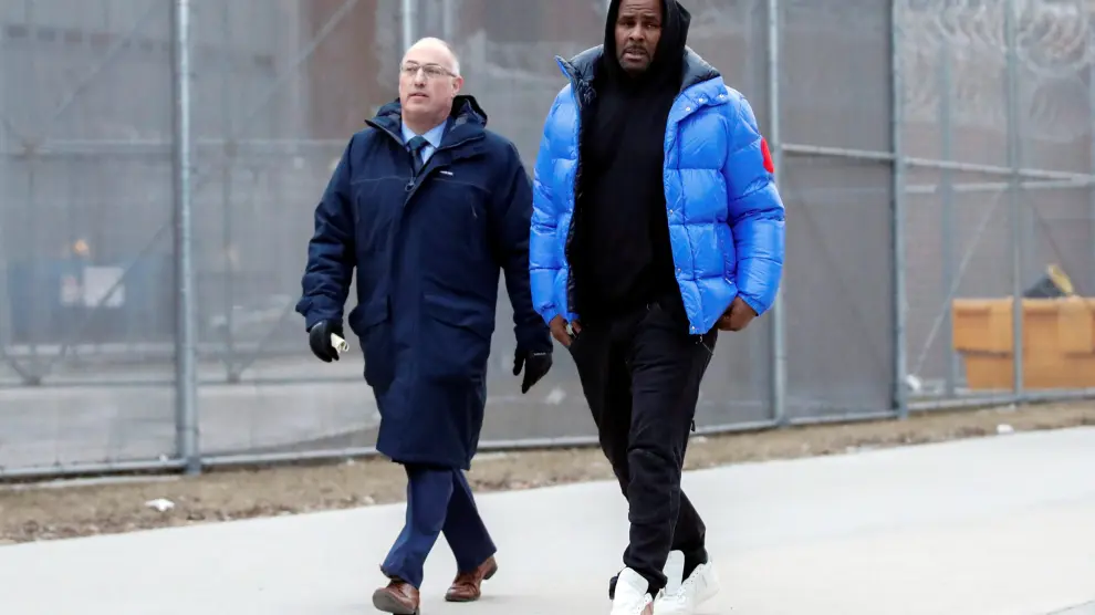 R. Kelly abandona la cárcel de Chicago junto a su abogado