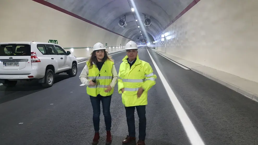 Visita al túnel de Caldearenas de la subdelegada del Gobierno en Huesca, Isabel Blasco, y del jefe de Demarcación de Carreteras del Estado de Aragón, Rafael López Guarga