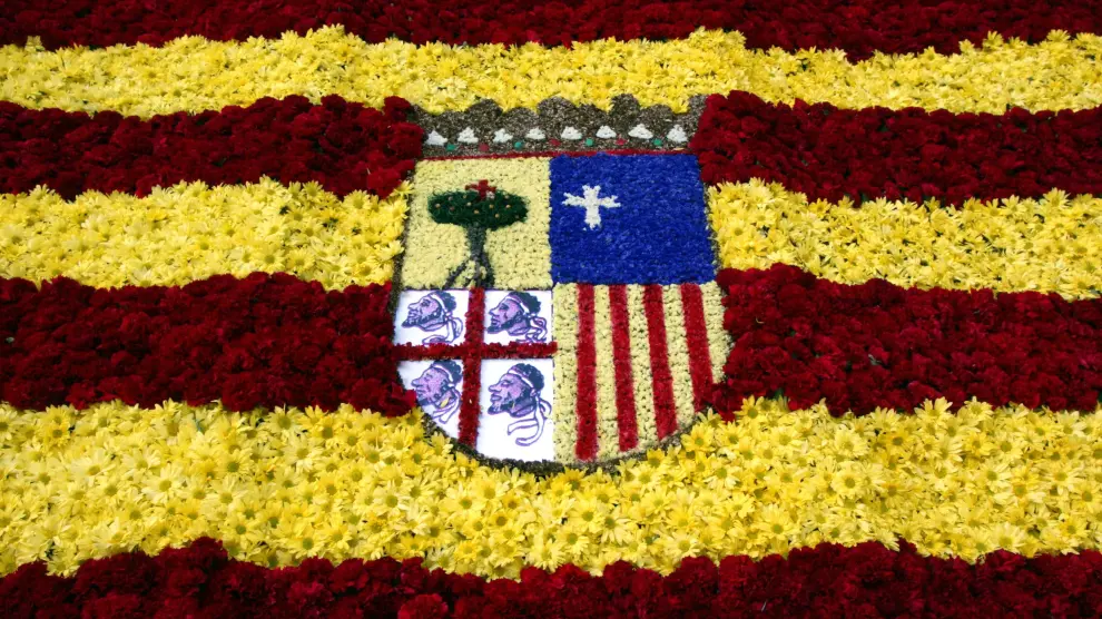 Una bandera aragonesa hecha con flores.