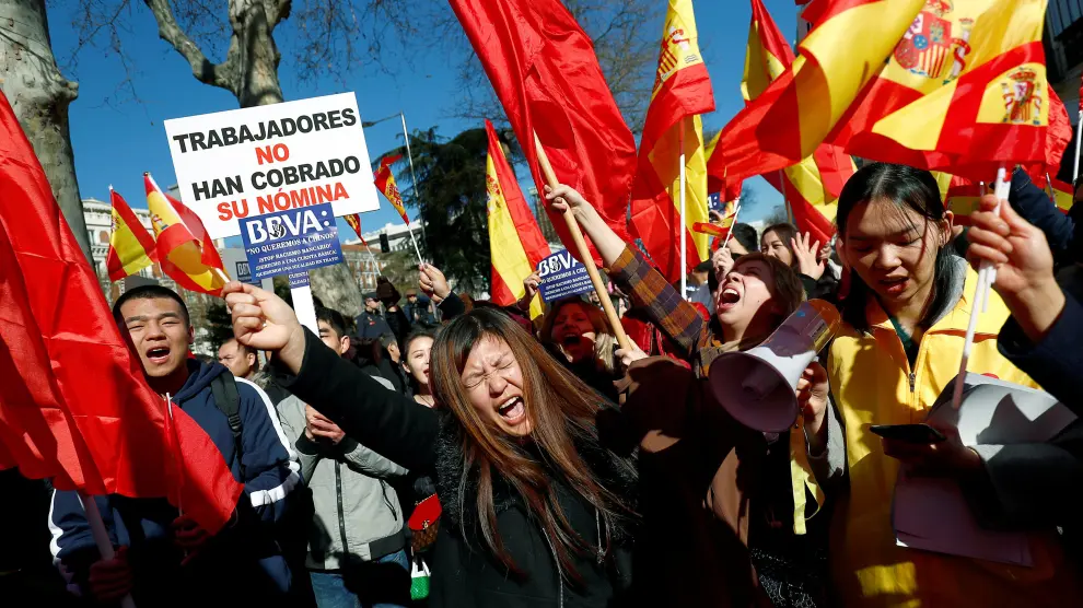 Chinese customers of Spanish bank BBVA protest outside its headquarters in Madrid, Spain February 15, 2019. The sign reads: "The workers have not been paid their salary" REUTERS/Juan Medina [[[REUTERS VOCENTO]]] SPAIN-CHINA/BANKS