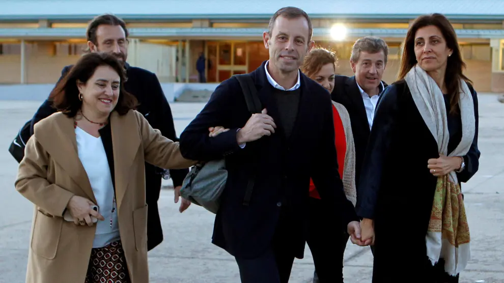 Sandro Rosell, expresidente del FC Barcelona, sale de la cárcel acompañado de su familia.