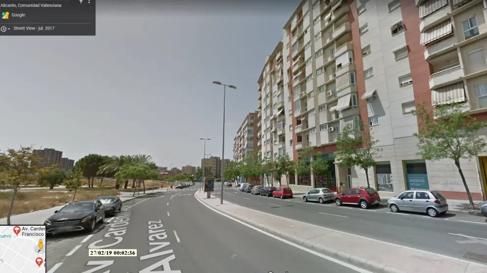 Una imagen de la calle en la que está situada la vivienda donde esta tarde ha fallecido un niño de ocho años al precipitarse desde un quinto piso, en Alicante.