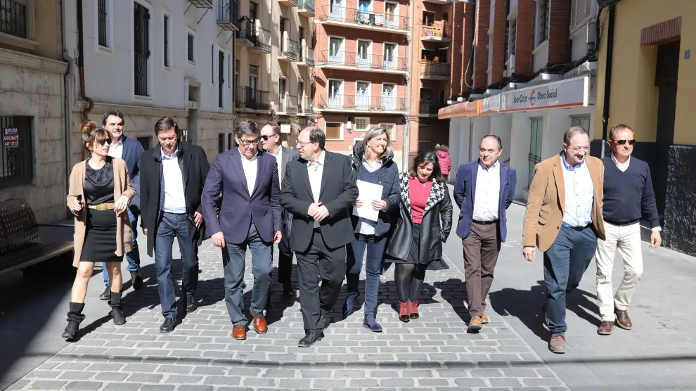 Julio Esteban, con Arturo Aliaga otros cargos del PAR, por una calle de Teruel.