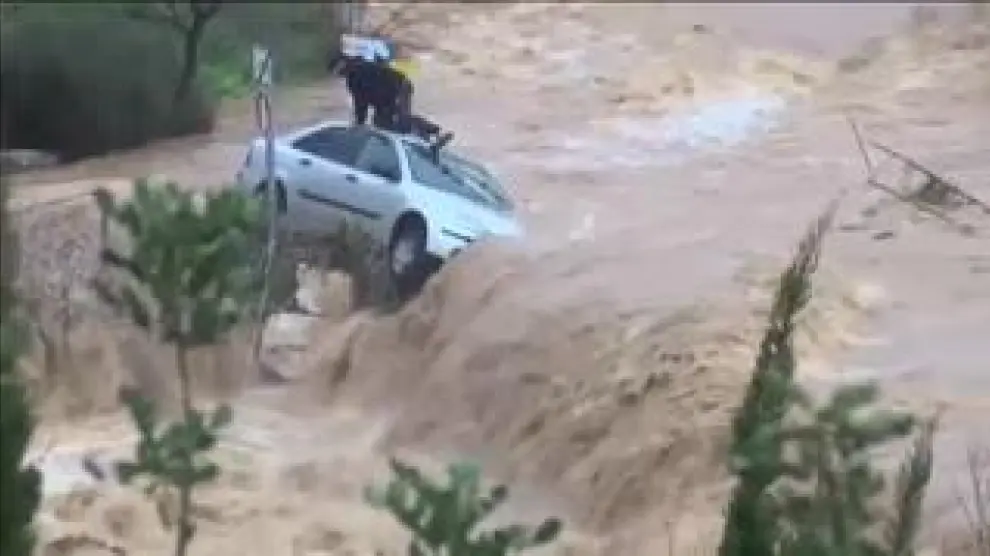 Son los dramáticos efectos de las lluvias torrenciales en Jerusalén. Un hombre encaramado a su coche está atrapado en mitad de una riada. Las aguas del arroyo se han salido de su cauce y le han sorprendido en la carretera.