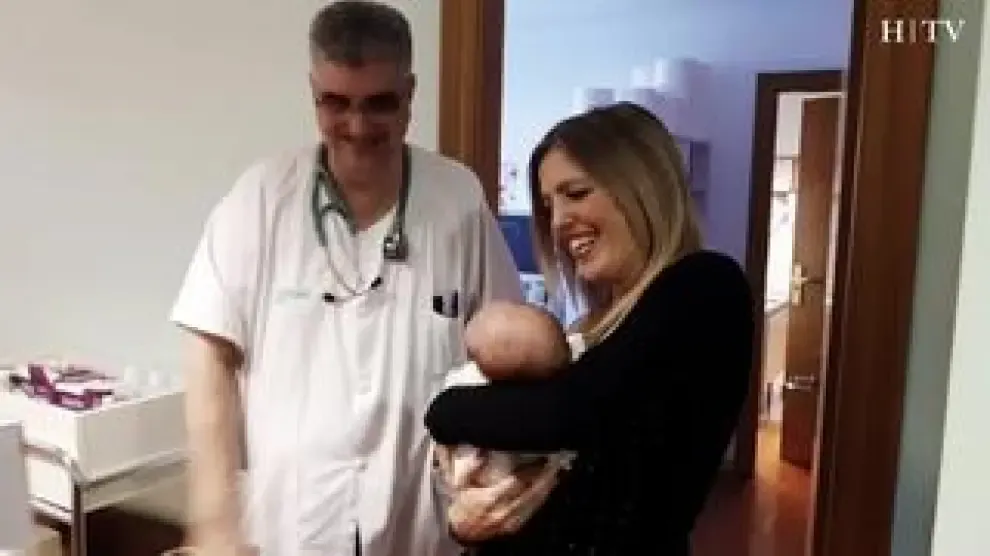 Los padres de María, la  prematura más pequeña  del mundo operada del corazón en Barcelona,se reúne con los médicos del Miguel Servet que le han tratado en Zaragoza.