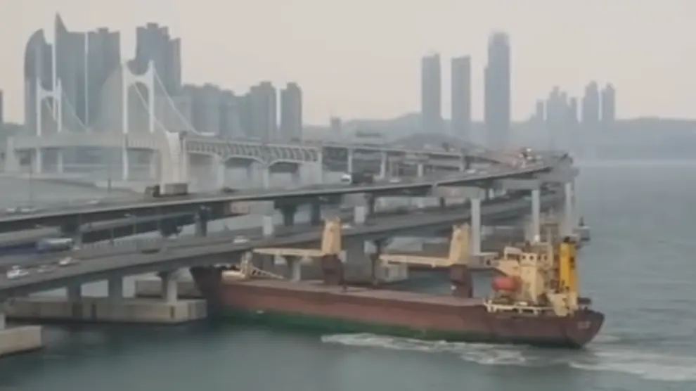 El barco se estrelló contra el puente.