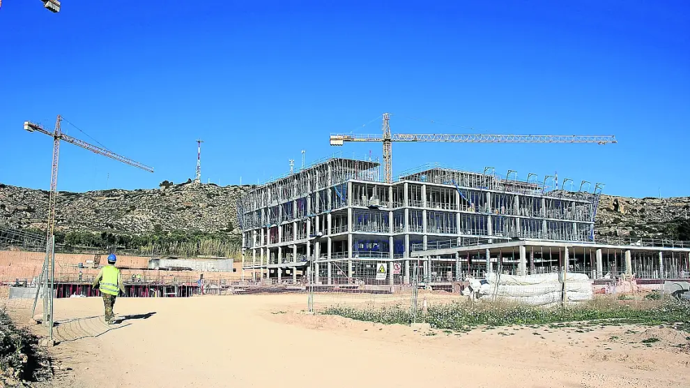 Las obras del nuevo hospital, en la ladera de Cantagallos, con parte de la estructura ya levantada.