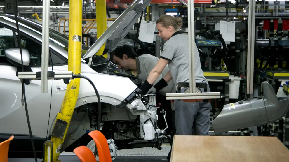 Dos empleados en la fábrica de Opel en Figueruelas.