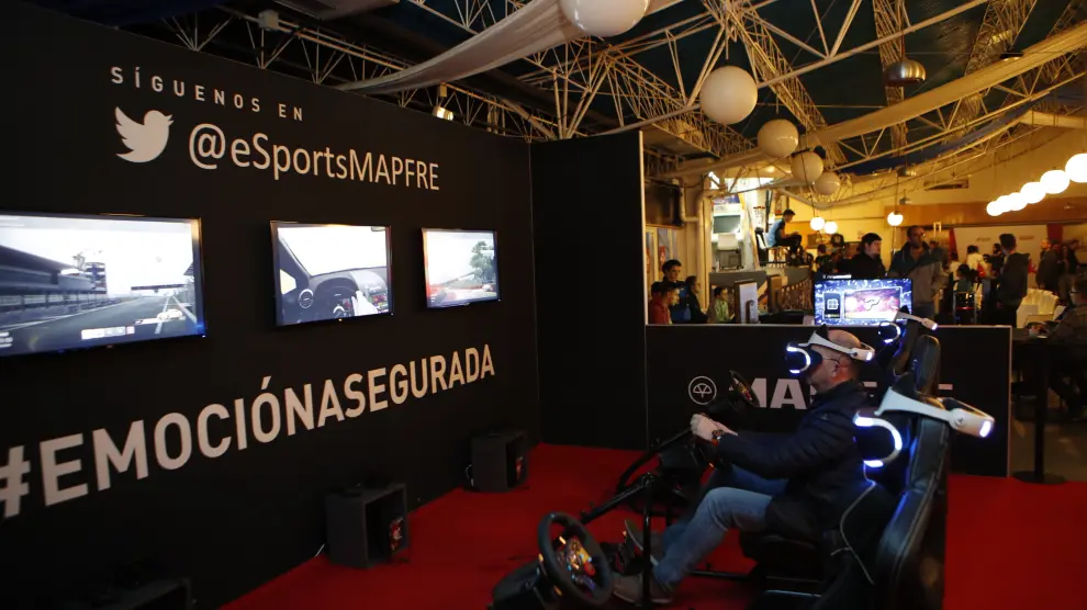 Simuladores de conducción mediante realidad virtual en 'Game park'.